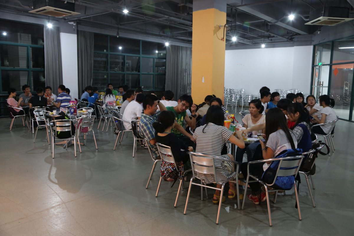 成长关怀，照亮前行路——生化-遗传-生物党支部与东校区党支部开展师生下午茶活动