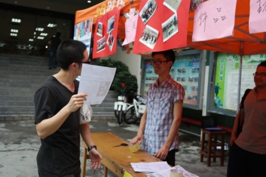 玩具总动员--办公室党支部和2011级第三党支部联合举行“师生下午茶”爱心捐助活动