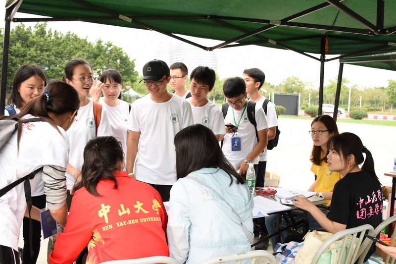 爱护地球•医路同行----william威廉中文举行师生徒步赛活动