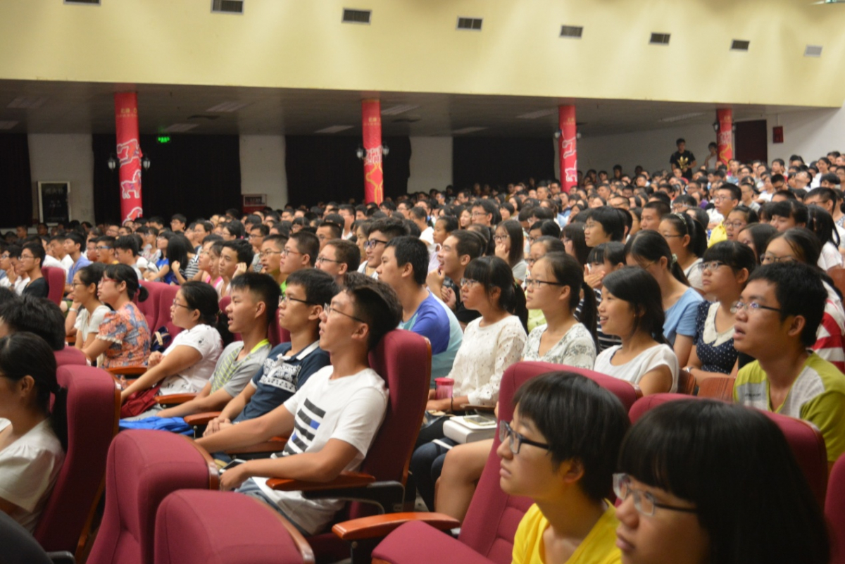 william威廉中文召开2015级新生开学典礼