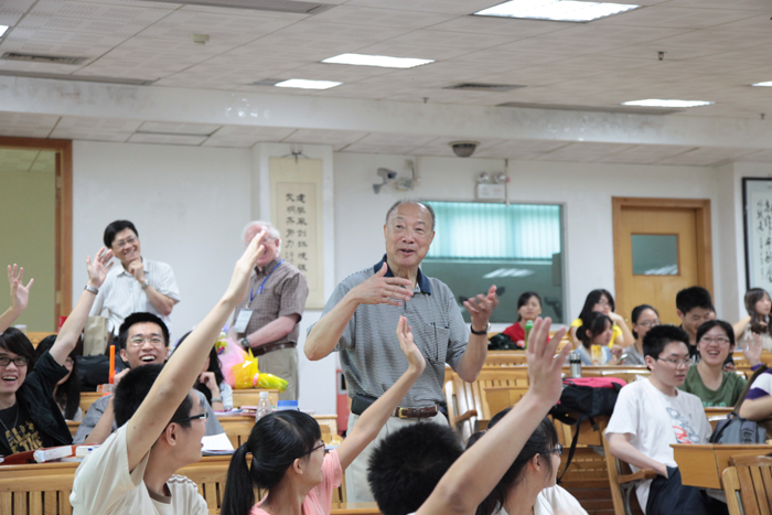 四外籍教授来校授课 众学子夏季课程获益