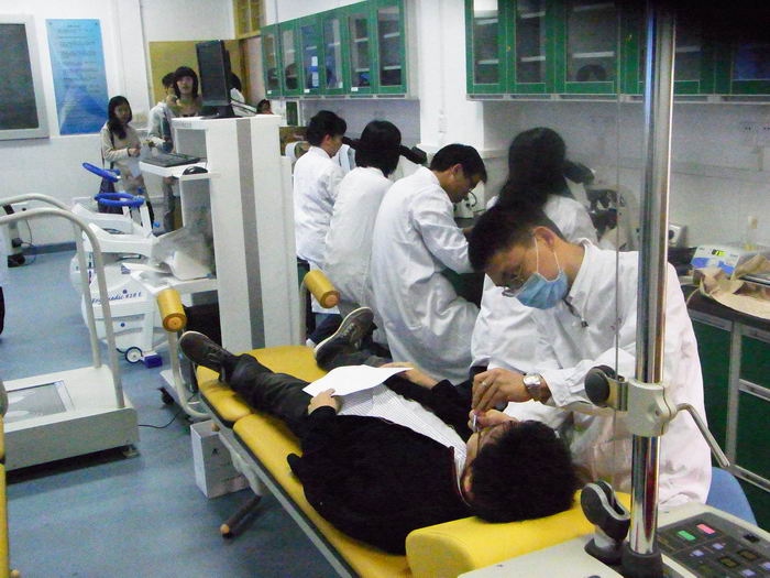 医学实验教学中心举办口腔病原体普查活动