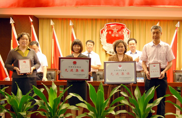 孙宏钰主任和竞花兰教授上台领奖