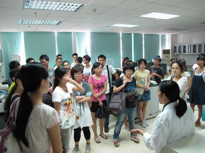 中山一院研究生新生到科研仪器管理中心参观学习