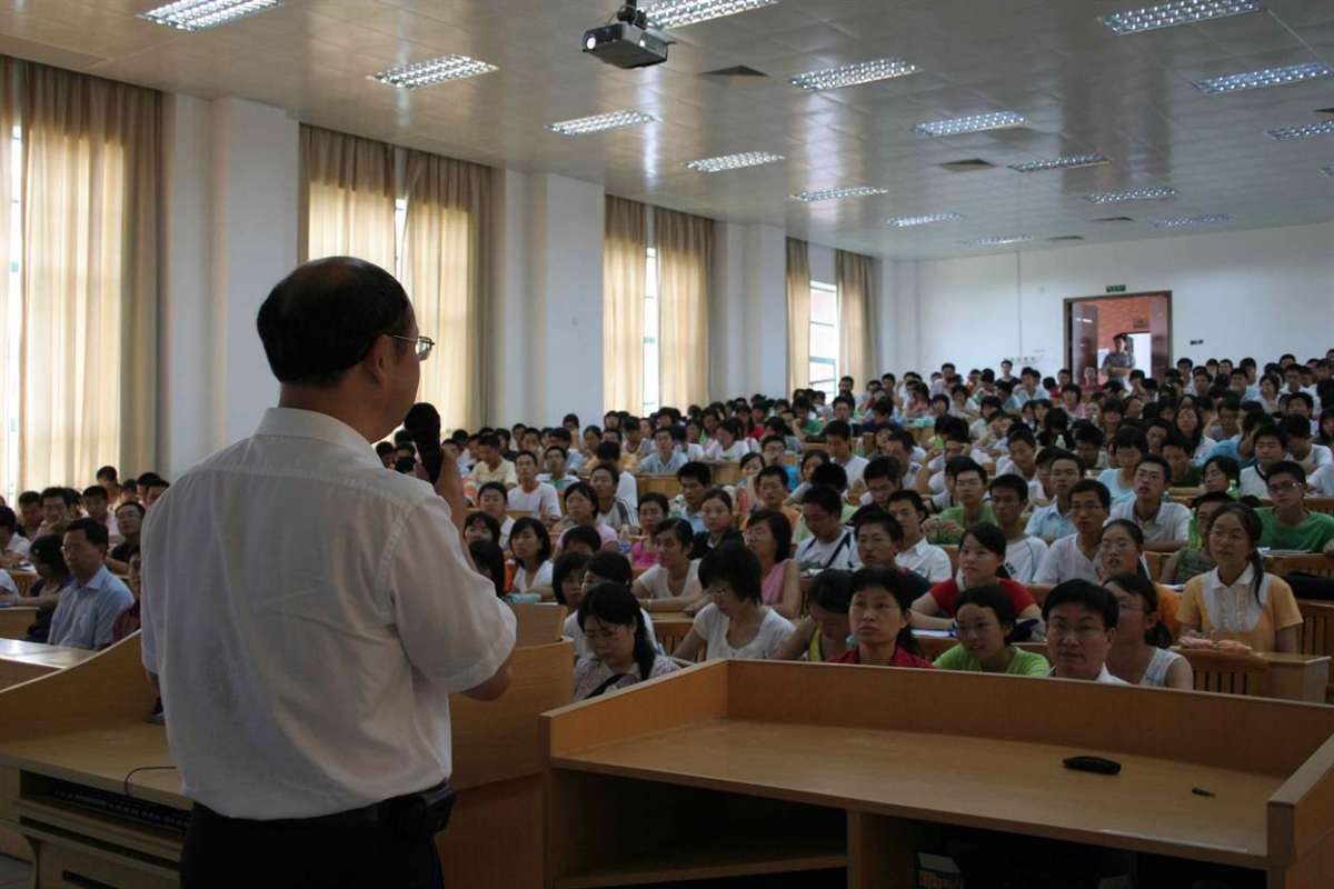 吴忠道副院长与学生交流