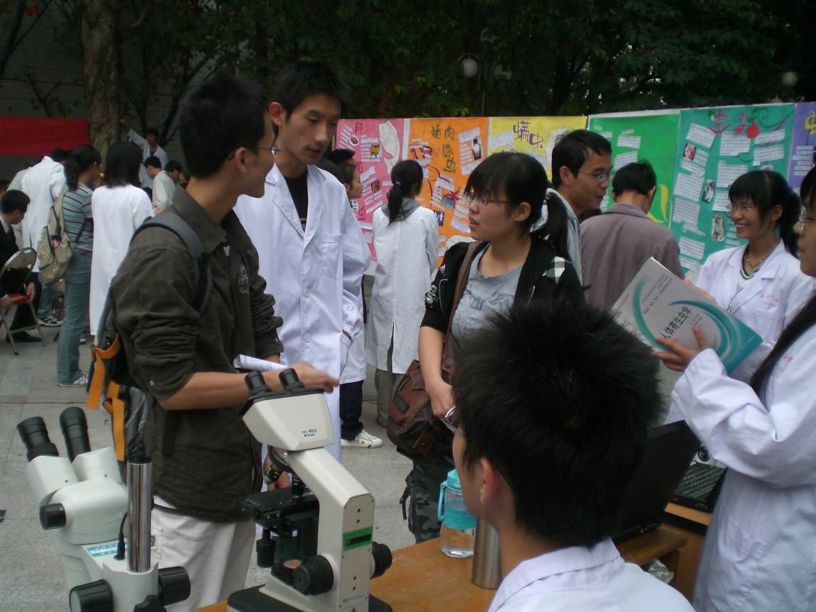 我院学生会积极组织举办“医暖康乐园”大型医疗知识推广活动