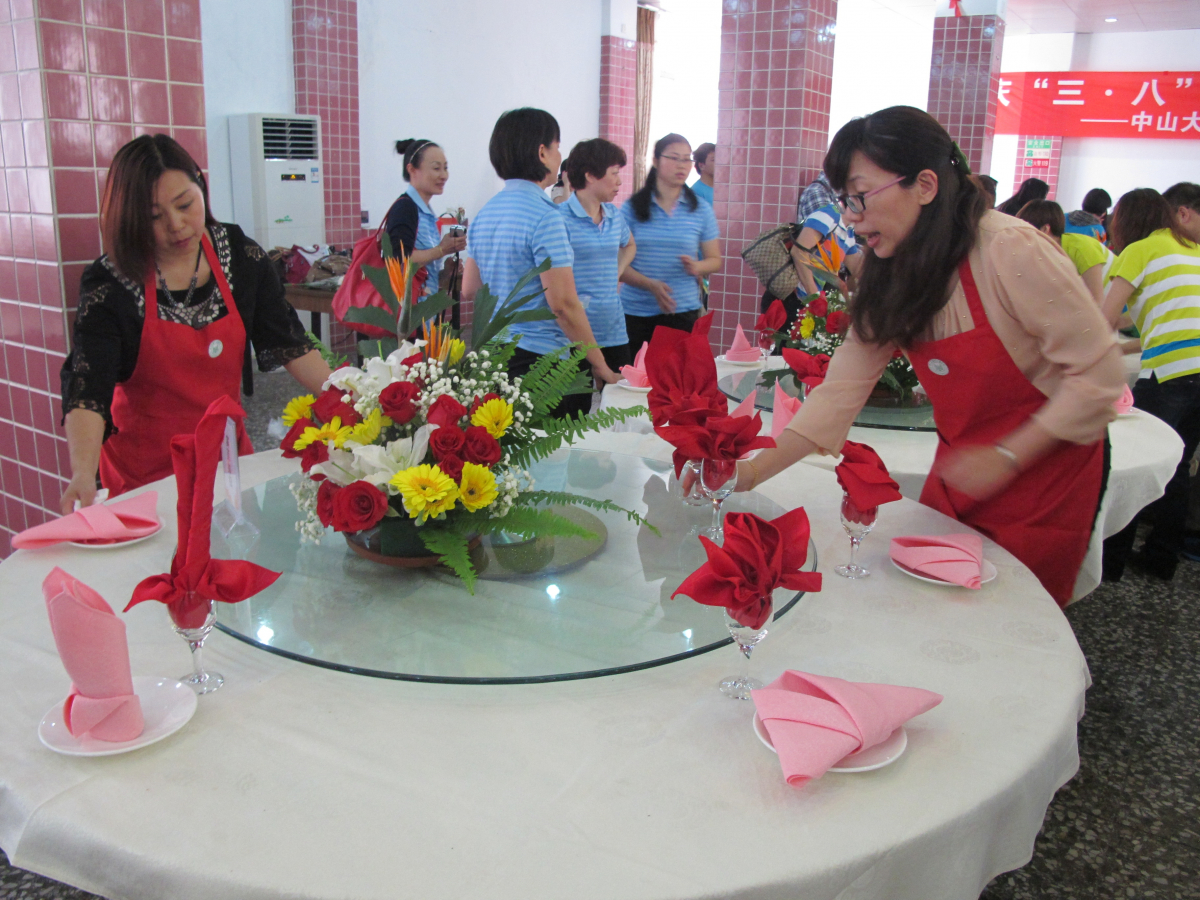 校工会举行庆“三八”教职工厨艺比赛