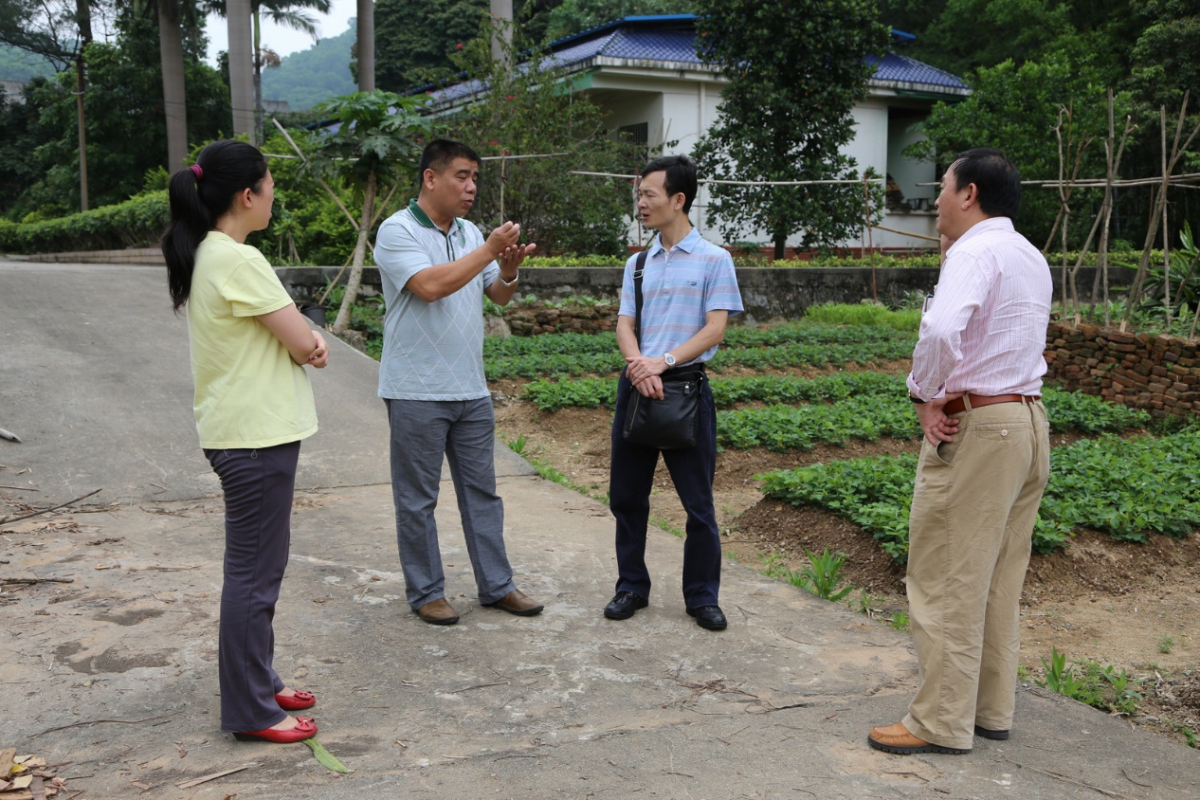 我院学工办党支部再次开展麻风村慰问活动