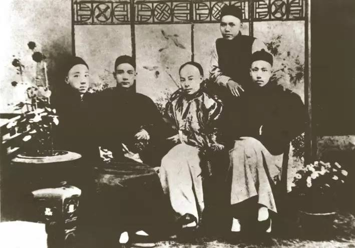 图:孙中山先生求学时与友人合照