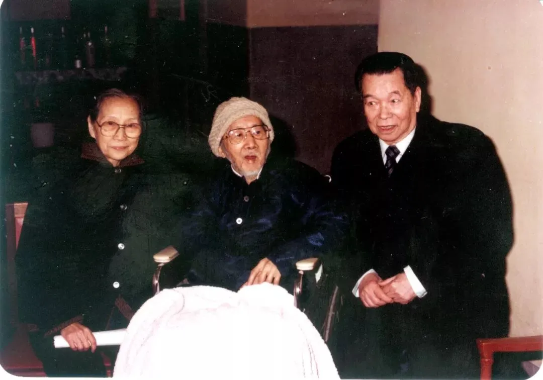 图:柯麟在中山眼科中心探望陈耀真教授