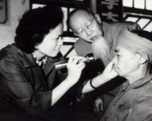 图:陈耀真教授到边远地区开展防盲治盲工作