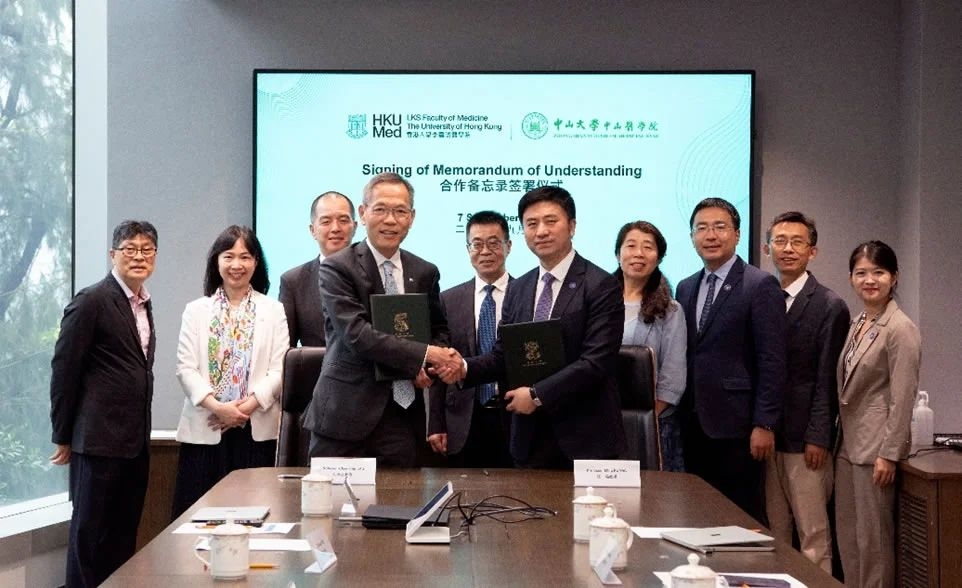 图:WilliamHill中文(执行单位为william威廉中文)和香港大学(执行单位为李嘉诚医学院)签署加强医学院合作谅解备忘录