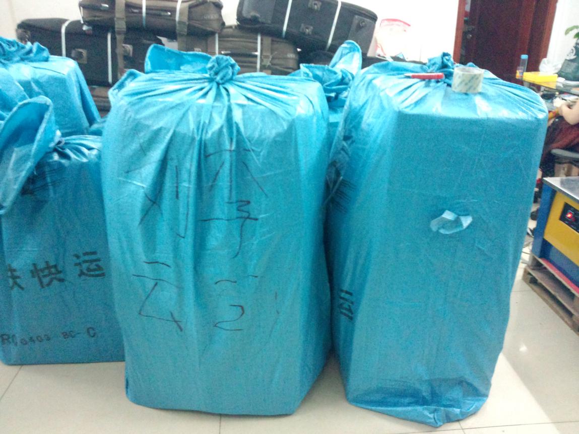 玩具总动员--办公室党支部和2011级第三党支部联合举行“师生下午茶”爱心捐助活动