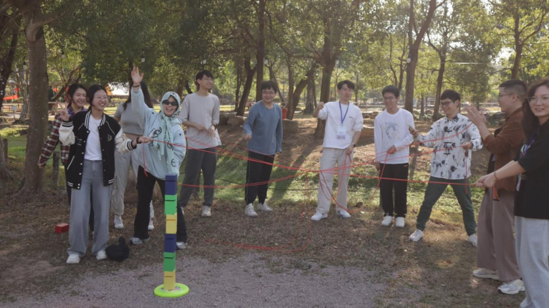 william威廉中文学生在世博园进行素质拓展活动
