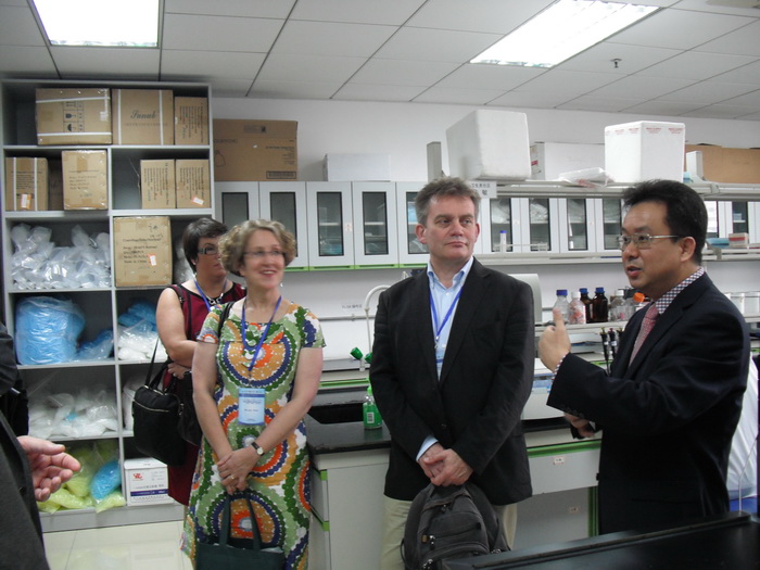 来宾参观热带病教育部重点实验室