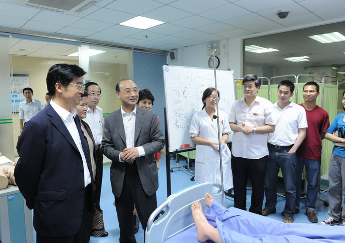 教育部党组副书记、副部长杜玉波一行来我院考察