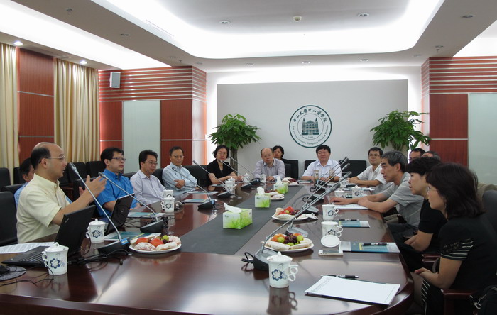 科技部基础司崔拓副司长考察我校热带病防治教育部重点实验室