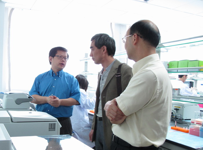 科技部基础司崔拓副司长考察我校热带病防治教育部重点实验室