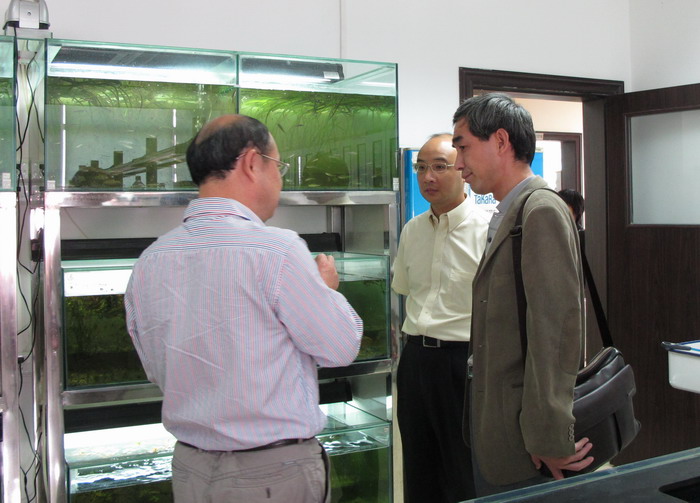 科技部基础司崔拓副司长考察我校热带病防治教育部重点实验室