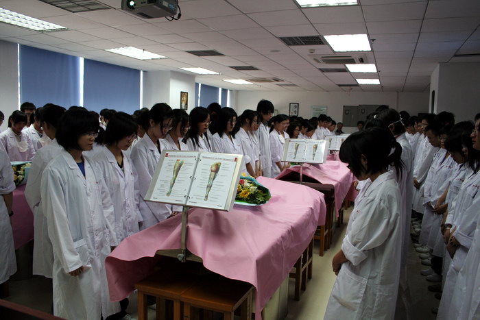 我院首次举行向“大体良师”感恩致敬仪式