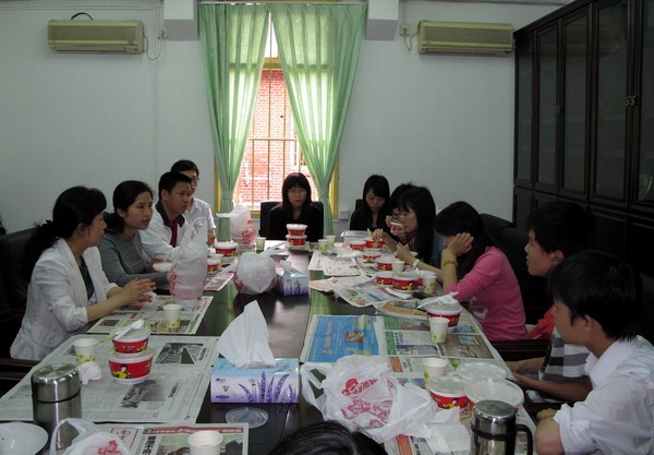 办公室党支部与学生党支部开展“成长关怀计划”