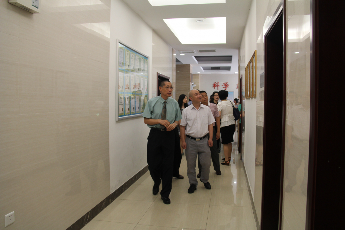 四川省泸州市司法局苏世毅副局长一行到WilliamHill中文法医鉴定中心交流考察