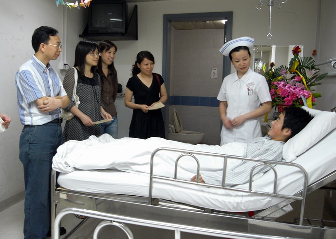 生化党支部到中山一院慰问地震灾区伤员