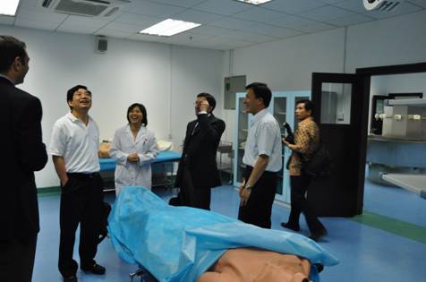 美国加州大学洛杉矶分校综合医院系统总执行院长一行参观临床技能中心