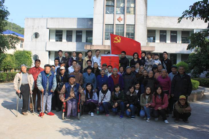      孤独老人渴望有人来做客