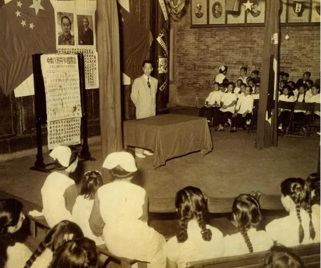 图:1949年10月10日,柯麟在镜湖医院庆祝新中国成立大会上讲话