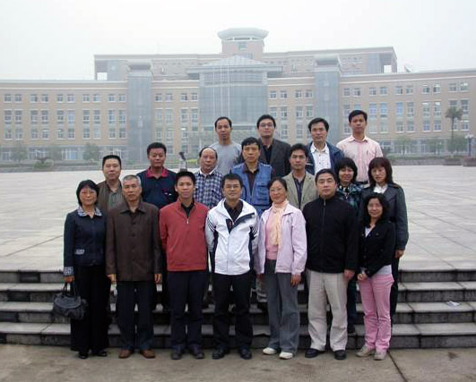  参加活动全体人员在中南大学湘雅医学院前合影