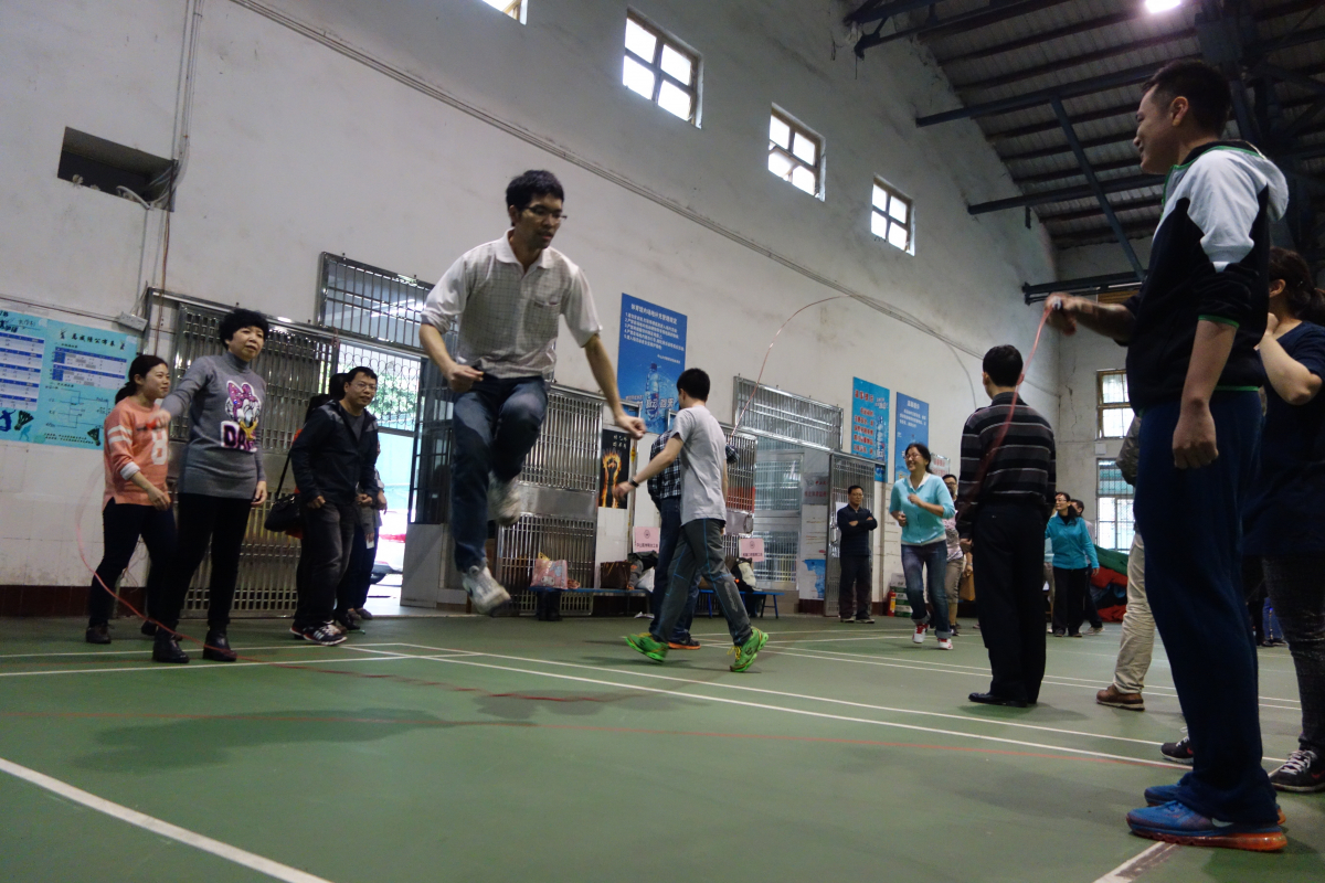 我院分工会积极参加校工会组织庆“三八”国际劳动妇女节教职工跳绳比赛