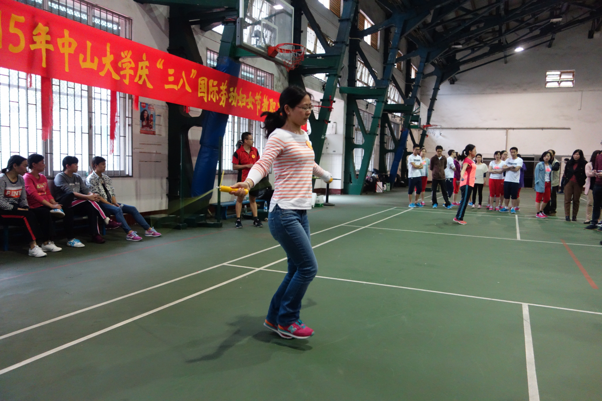 我院分工会积极参加校工会组织庆“三八”国际劳动妇女节教职工跳绳比赛